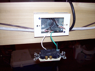 Bay outlet with neutral and ground connected